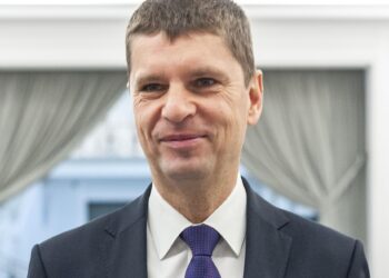 The deputy minister talked about teachers’ salaries. But he confused net with gross incomes