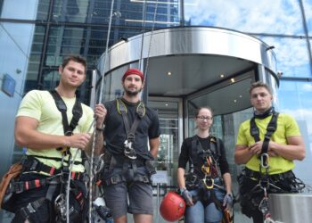 Despite political issues between their nations, they clean the Polish skyscrapers like no other team