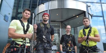 Despite political issues between their nations, they clean the Polish skyscrapers like no other team